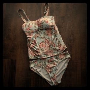 Jessica Simpson maternity swimsuit